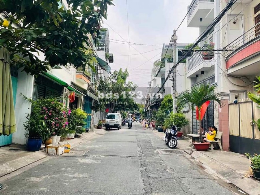 Nhà mặt phố đường ô tô to, khu sầm uất dân trí, giá chỉ 6.75 tỷ