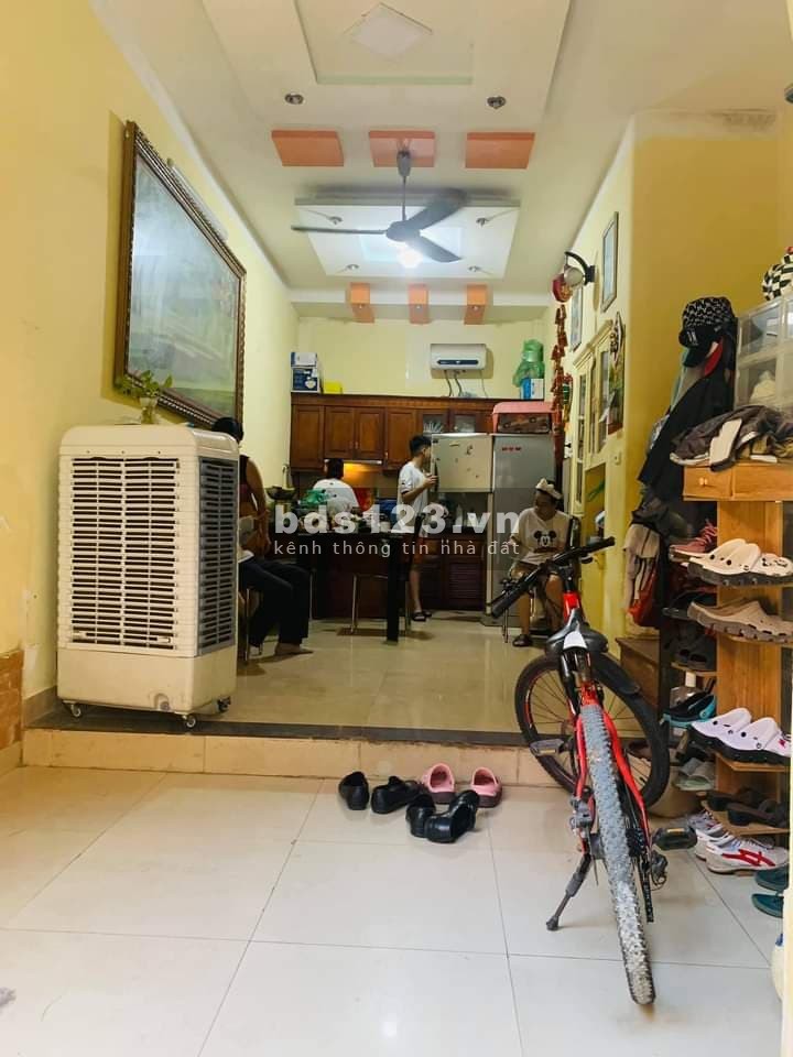 Nhà đẹp, gần phố, ô tô 7 chỗ đỗ cửa, Thịnh Quang, DT 33m, mt 4.5, giá 3.55 tỷ