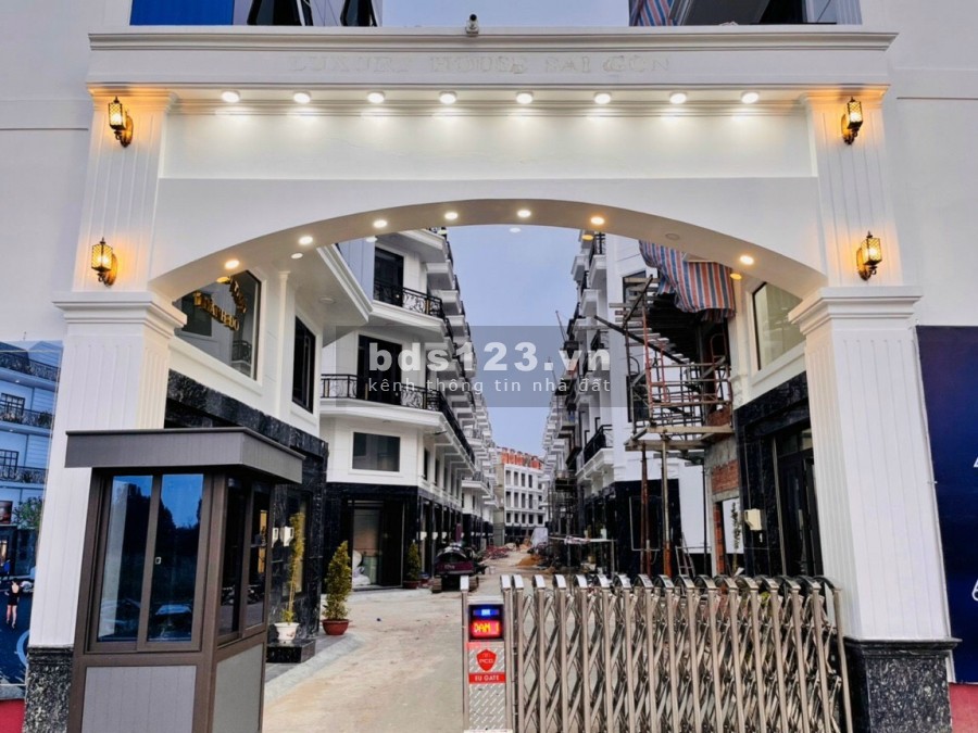 Bán nhà phố view sông liền kề Công viên 150 ha Q12. Giá 4ty9/căn, có hỗ trợ từ ngân hàng lên đến 80%