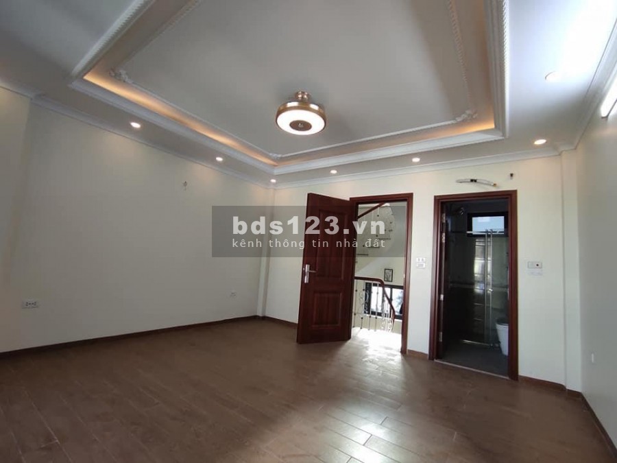 Cần bán nhà Ái Mộ Long Biên, dt 32m2, mt 4.8m, ngõ nông, lô góc 3 thoáng, chủ tự xây