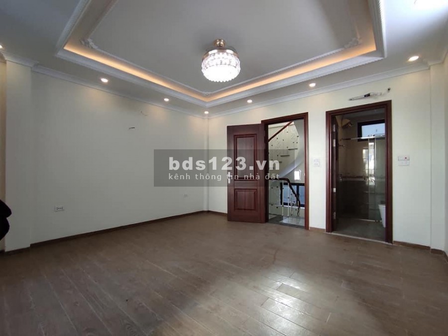 Cần bán nhà Ái Mộ Long Biên, dt 32m2, mt 4.8m, ngõ nông, lô góc 3 thoáng, chủ tự xây