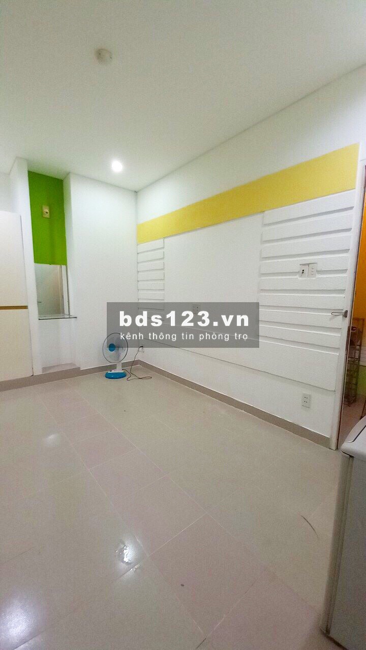 Cho thuê phòng có nội thất, cửa sổ thông thoáng 239 Cao Đạt, Quận 5