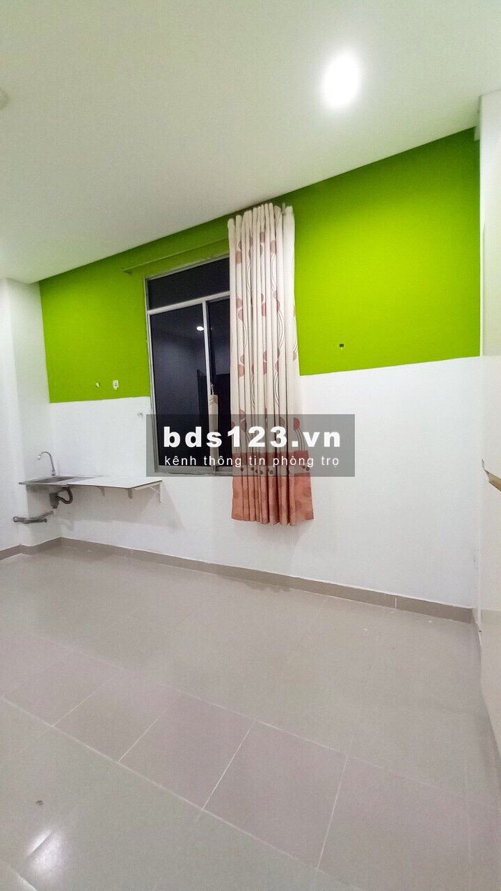 Cho thuê phòng có nội thất, cửa sổ thông thoáng 239 Cao Đạt, Quận 5