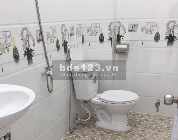 Bán nhà 1 trệt 1 lầu 720tr đã hoàn thiện 77m2 ngay Cầu Lớn - Hóc Môn