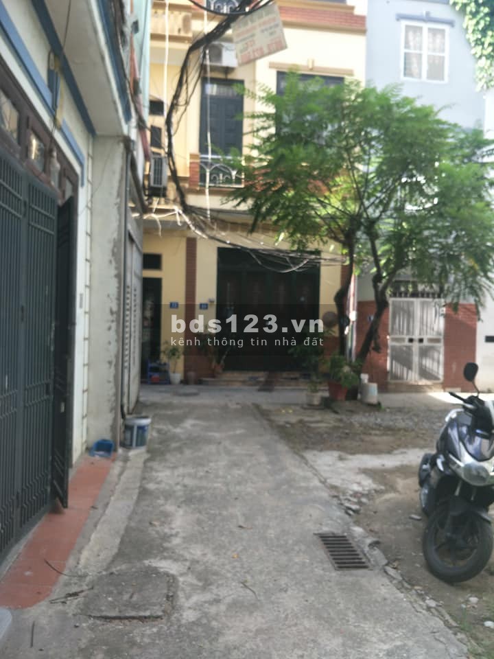 Bán gấp mảnh đất Phố Trạm, Long Biên 42m2 x 4m, giá 2.4 tỷ, gần Aeon cách Ô tô tránh 20m.