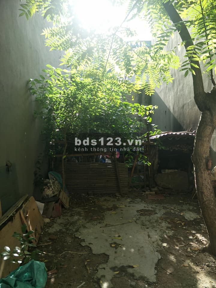 Bán gấp mảnh đất Phố Trạm, Long Biên 42m2 x 4m, giá 2.4 tỷ, gần Aeon cách Ô tô tránh 20m.