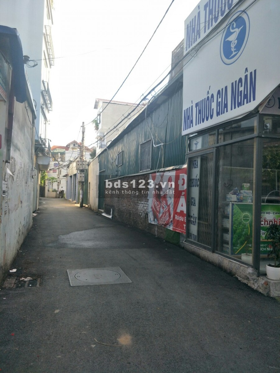 Bán gấp mảnh đất Phố Trạm, Long Biên 42m2 x 4m, giá 2.4 tỷ, gần Aeon cách Ô tô tránh 20m.