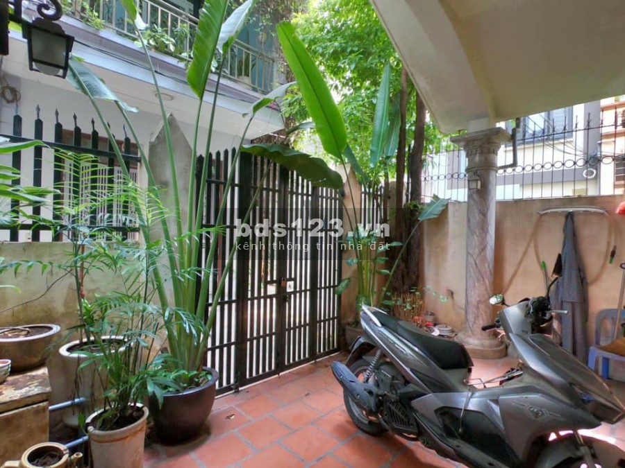 Bán nhà Cầu Giấy ô tô vào nhà 153mx3,5T lô góc, mt 8,5m 50m ra phố 0969040000.