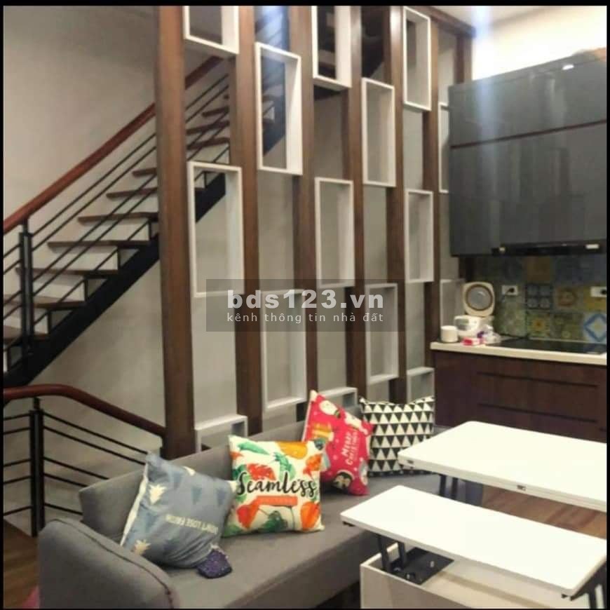 Cần bán nhà Lạc Long Quân 30m2 giá 5.05 tỷ- 2 mặt thoáng ô tô đỗ cửa- kinh doanh.