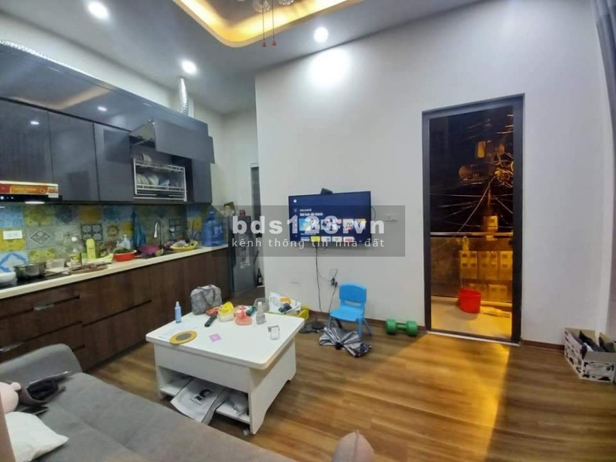 Cần bán nhà Lạc Long Quân 30m2 giá 5.05 tỷ- 2 mặt thoáng ô tô đỗ cửa- kinh doanh.