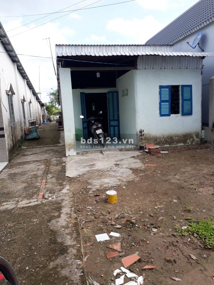 Cần bán gấp đất nền xã Lợi An huyện Trần Văn Thời, dt 300m2, giá 700 triệu