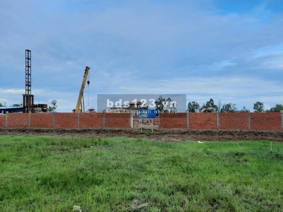 Cần bán gấp lô đất nền mặt tiền chợ tại thị trấn thạnh Phú