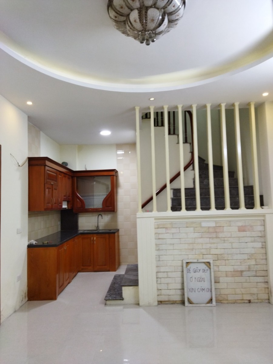 Bán nhà riêng đường Lĩnh Nam, Hoàng Mai, DT 34 m2, 5 tầng, ô tô đỗ cửa, giá 2.35 tỷ