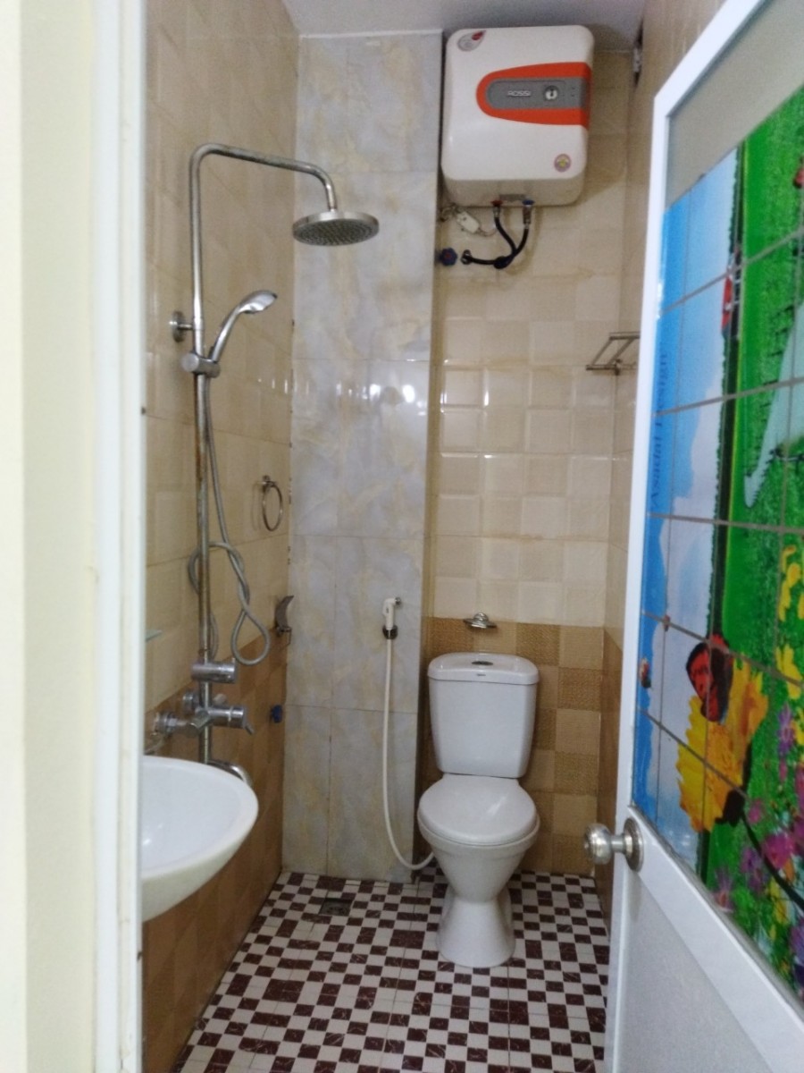 Bán nhà riêng đường Lĩnh Nam, Hoàng Mai, DT 34 m2, 5 tầng, ô tô đỗ cửa, giá 2.35 tỷ