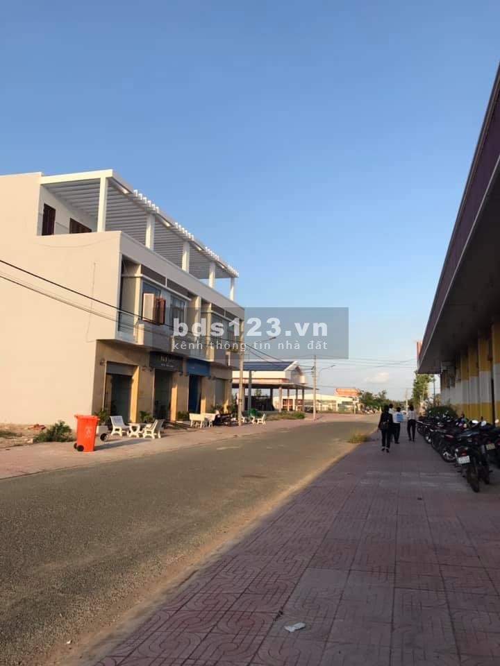 Cần bán gấp lô đất nền mặt tiền chợ tại thị trấn thạnh Phú