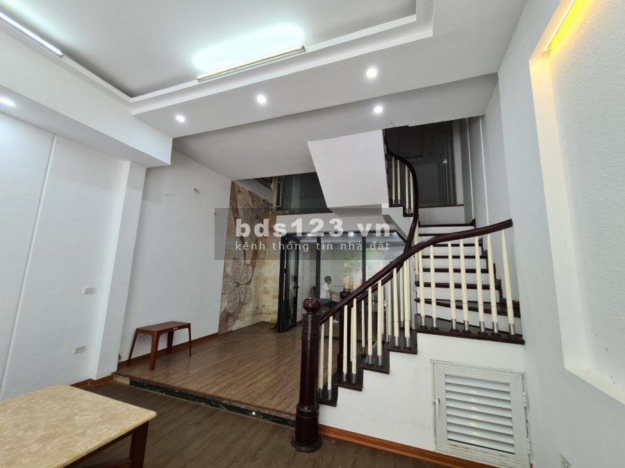 Cho thuê nhà nguyên văn Phố Nguyễn Văn Huyên- Cầu Giấy: DT65m2x 5 tầng, MT5, 30 tr