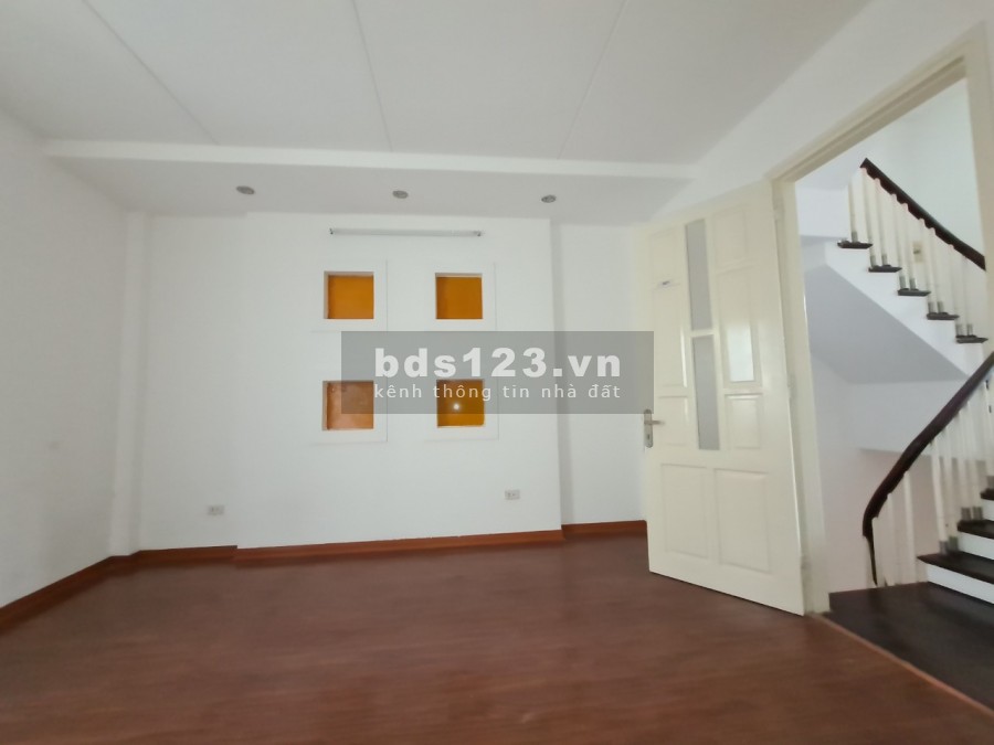 Cho thuê nhà nguyên văn Phố Nguyễn Văn Huyên- Cầu Giấy: DT65m2x 5 tầng, MT5, 30 tr