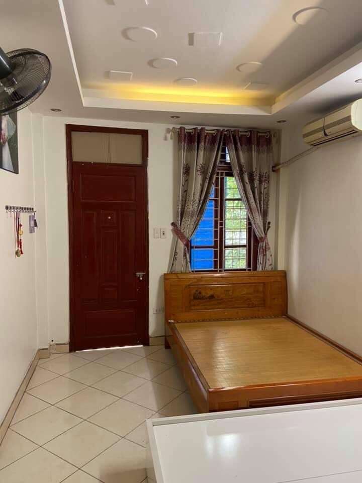 Phố Nguyên Hồng bán nhà 5 tầng 3 pn, chỉ 2.55 tỷ, 30m ra ô tô gần hồ Thành Công