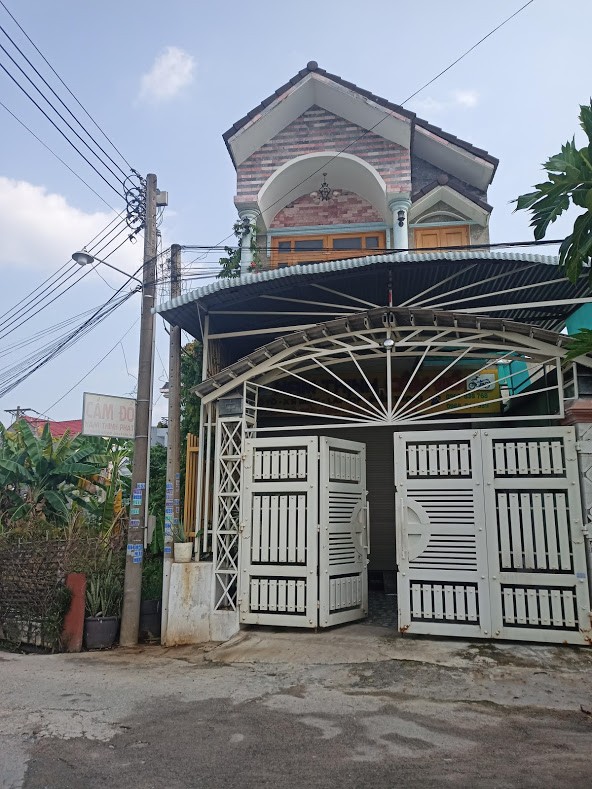 Nhà 1 trệt 1 lầu KDC Bửu Hoà, gần công ty Pouchen, hẻm thông tứ hướng, đường xe hơi quay đầu