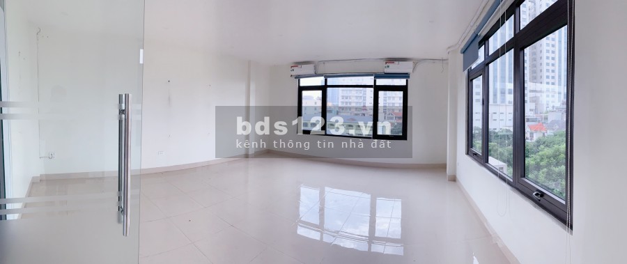 Cho thuê văn phòng Hoàng Quốc Việt DT 30m2 giá chỉ 4tr7/tháng.