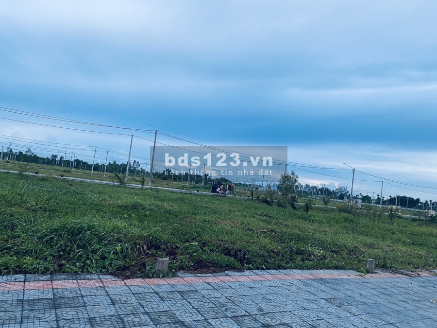 Do dịch làm ăn thua lỗ nên mình cần ra đi cặp nền vj trí đẹp, thuận lợi để kinh doanh và mua bán