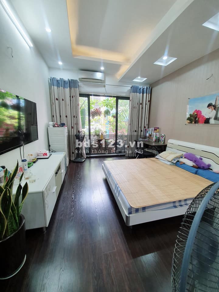 Bán nhà mặt đường Bạch Mai diện tích 65m2 giá 6 tỷ, 6.5m mặt tiền, lhcc