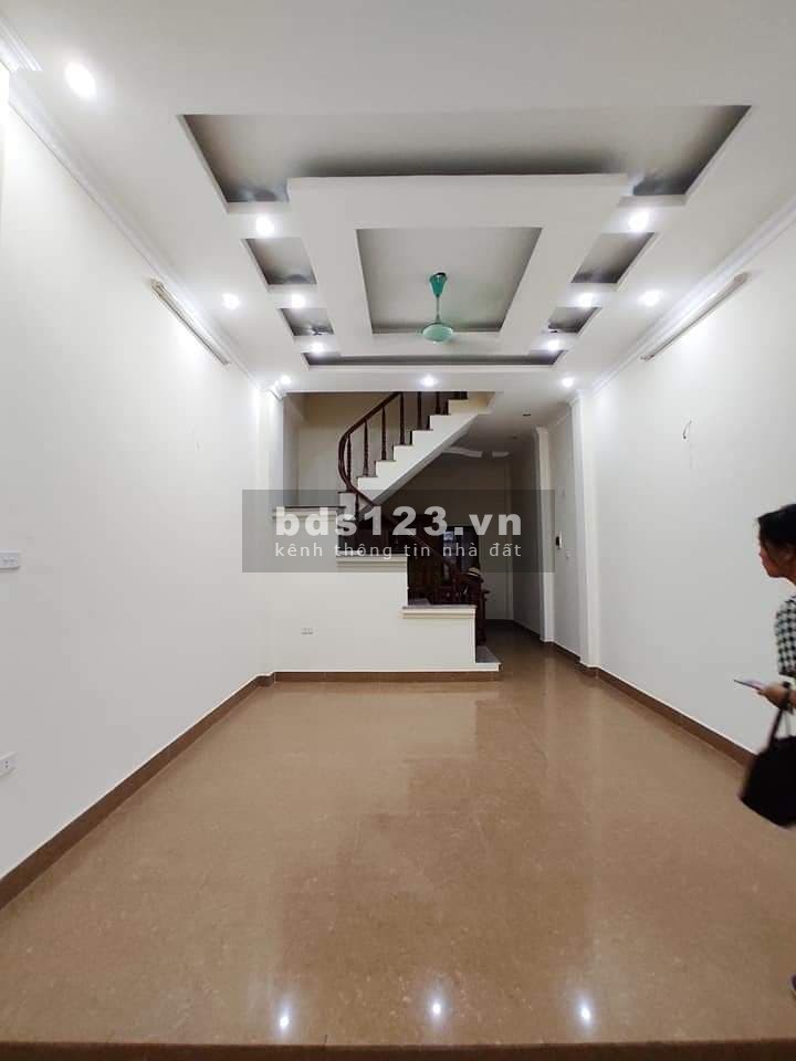 Bán nhà phố Hồng Tiến, Oto 7 chỗ đõ cửa, kinh doanh lộc lá, giá chỉ hơn 4 tỉ.