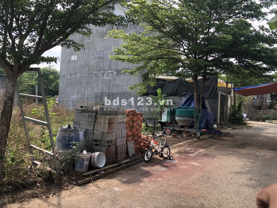 Cần tiền trả nợ gia đình tôi cần bán lô đất sát quốc lộ 13, đường thông dân đông sổ hồng có sẵn công chứng ngay