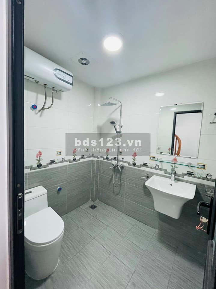 Nhà đep như biệt thự ngay Nguyễn Văn Cừ , ngõ thông, ô tô tránh 5 m, mới 5 tầng chỉ 3 tỷ.