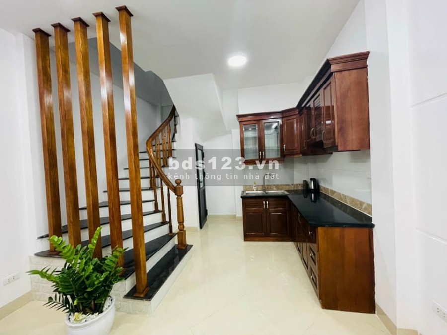 Nhà đep như biệt thự ngay Nguyễn Văn Cừ , ngõ thông, ô tô tránh 5 m, mới 5 tầng chỉ 3 tỷ.