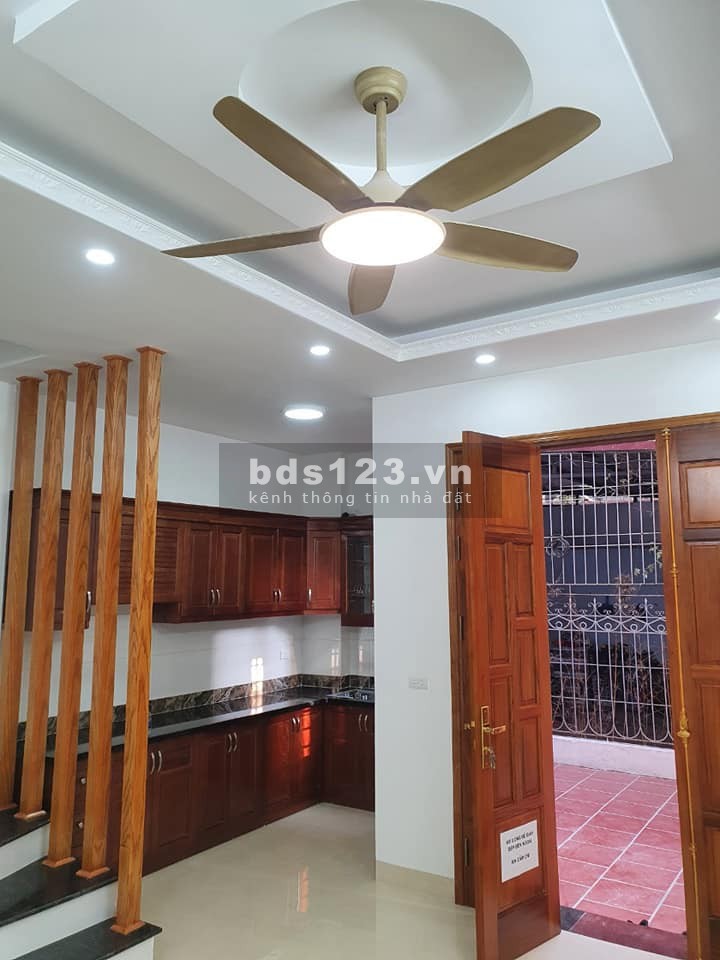 Nhà đep như biệt thự ngay Nguyễn Văn Cừ , ngõ thông, ô tô tránh 5 m, mới 5 tầng chỉ 3 tỷ.