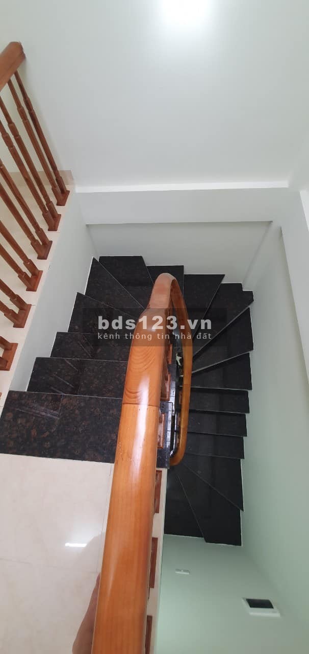 Nhà đep như biệt thự ngay Nguyễn Văn Cừ , ngõ thông, ô tô tránh 5 m, mới 5 tầng chỉ 3 tỷ.