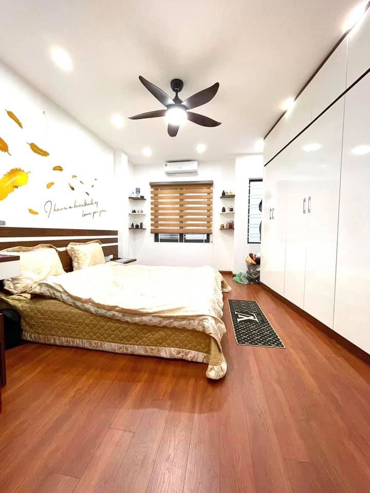Nguyễn Khánh Toàn 90m2, mt 4m, có gara thang máy nhỉnh, giá 12 tỷ