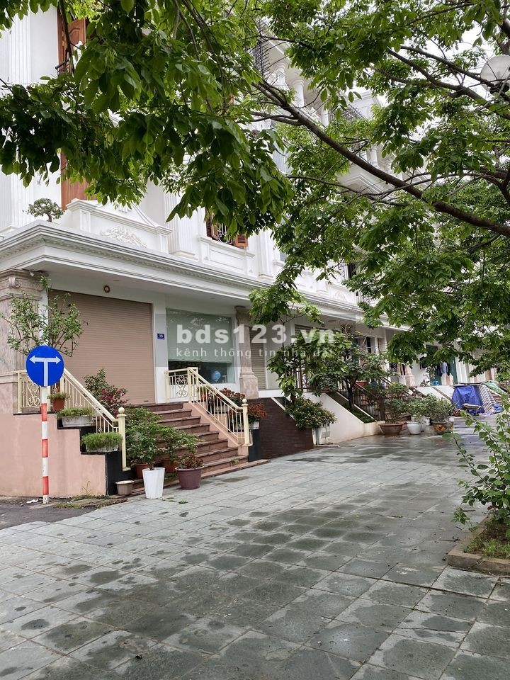 Shophouse căn góc đường 23 KĐT Thành phố giao lưu, mặt tiền 8m, văn phòng, kinh doanh tốt.