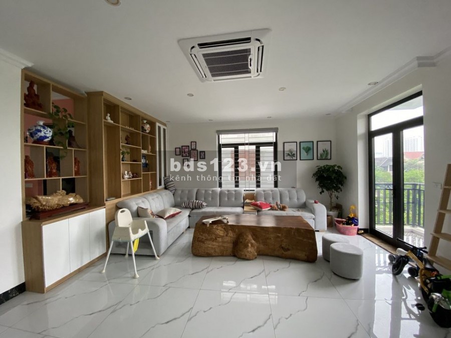 Shophouse căn góc đường 23 KĐT Thành phố giao lưu, mặt tiền 8m, văn phòng, kinh doanh tốt.