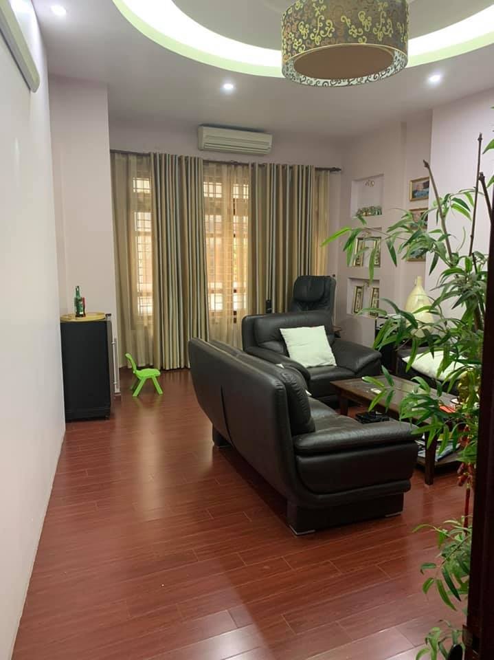 Siêu rẻ giá giật mình nhà phân lô Hoàng Cầu, Đống Đa, 70m2, 5 Tầng, Mặt tiền 4.5m, ô tô vào nhà.