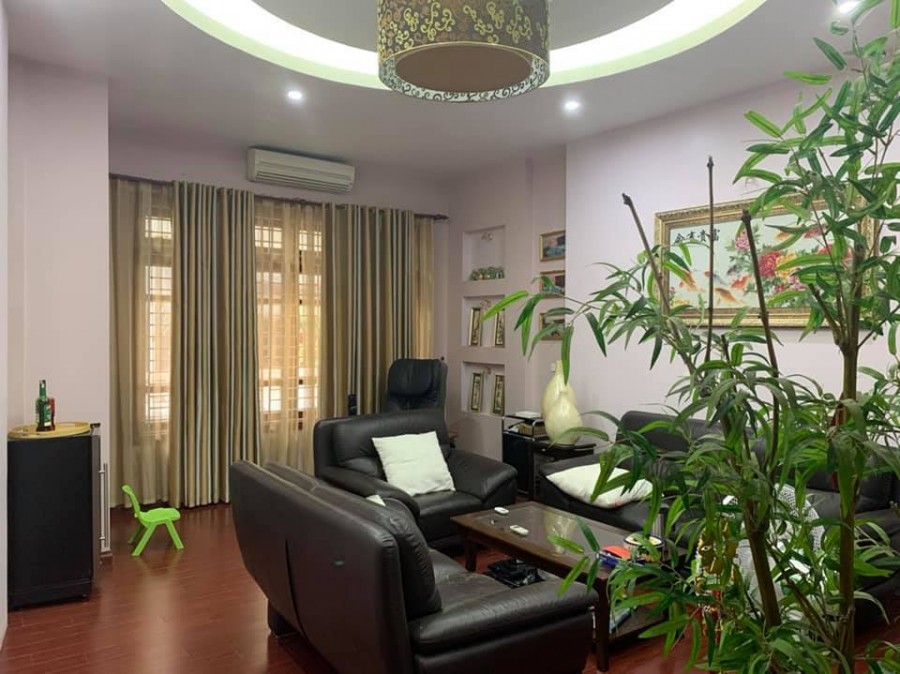 Siêu rẻ giá giật mình nhà phân lô Hoàng Cầu, Đống Đa, 70m2, 5 Tầng, Mặt tiền 4.5m, ô tô vào nhà.