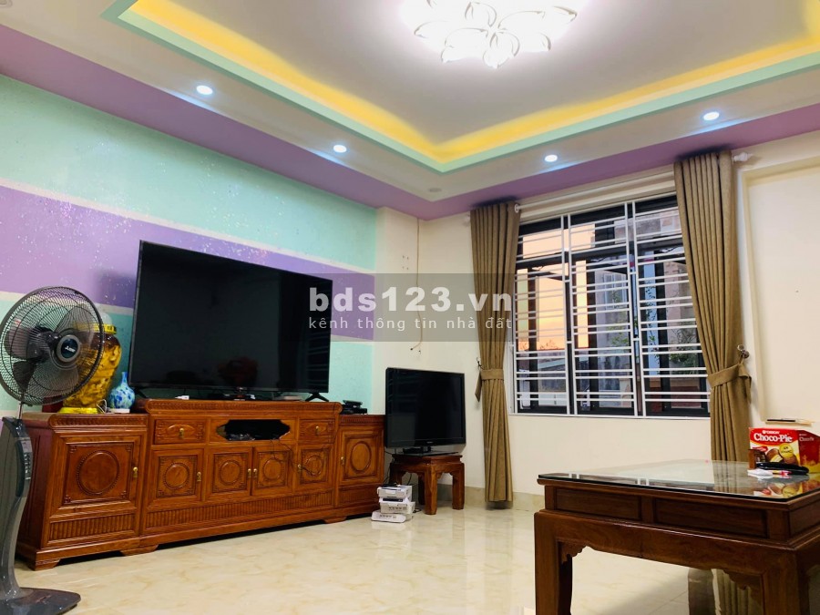 Nhà 3 tầng Trại Chuối. cực đẹp, giá chỉ 2,4 tỷ, đường lớn, xe ra vào thuận tiện