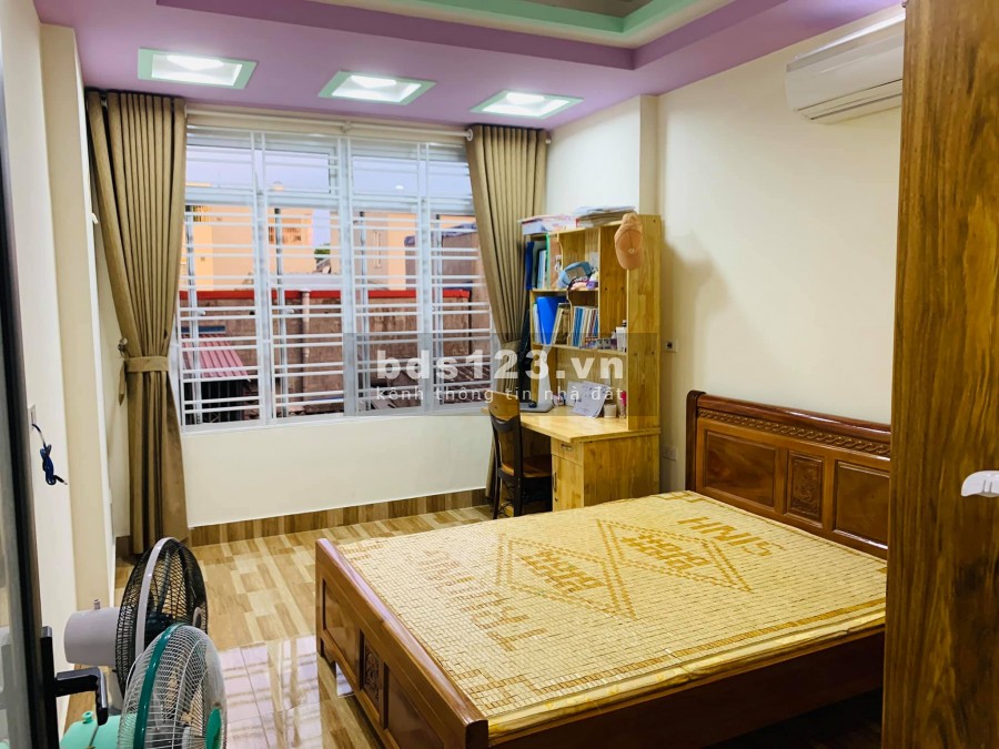 Nhà 3 tầng Trại Chuối. cực đẹp, giá chỉ 2,4 tỷ, đường lớn, xe ra vào thuận tiện