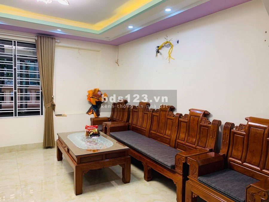 Nhà 3 tầng Trại Chuối. cực đẹp, giá chỉ 2,4 tỷ, đường lớn, xe ra vào thuận tiện