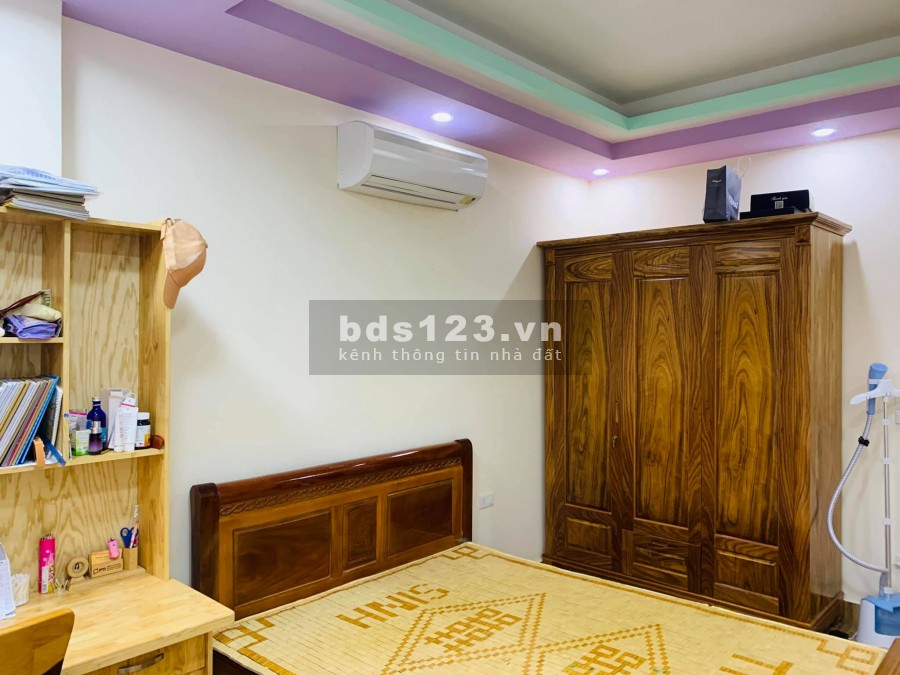 Nhà 3 tầng Trại Chuối. cực đẹp, giá chỉ 2,4 tỷ, đường lớn, xe ra vào thuận tiện