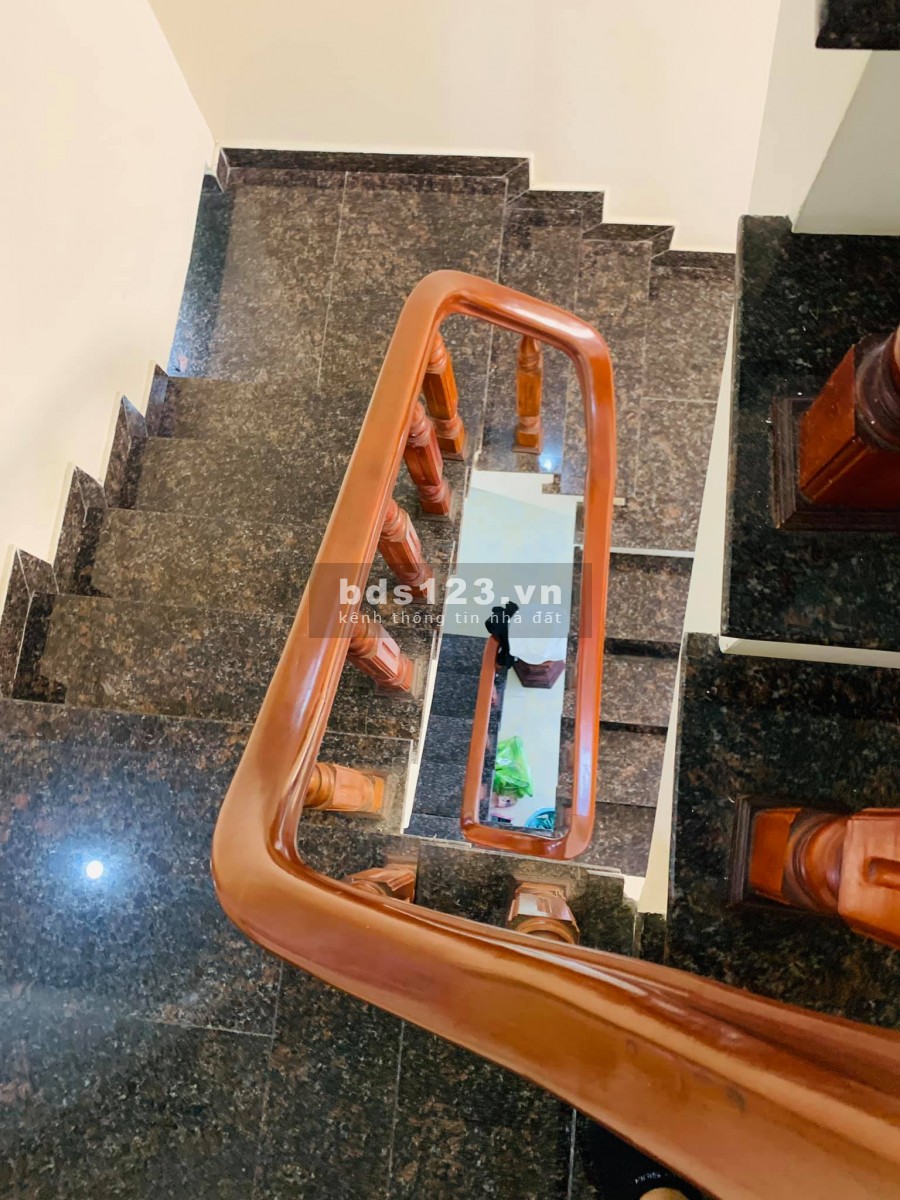 Nhà 3 tầng Trại Chuối. cực đẹp, giá chỉ 2,4 tỷ, đường lớn, xe ra vào thuận tiện