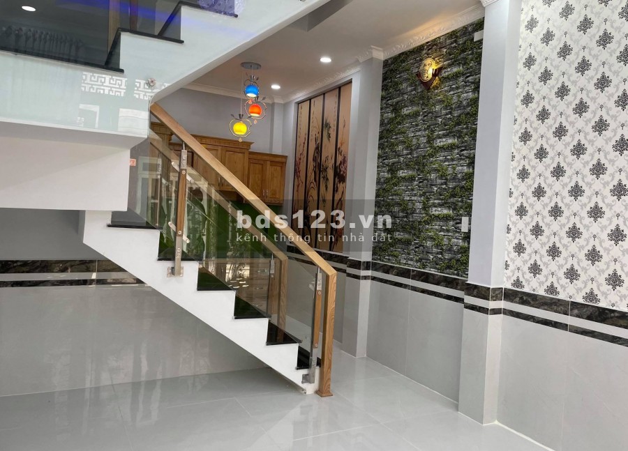 Bán nhà sổ riêng quận 12, đúc 3 tấm kiên cố, DTSD: 120m2 giá 2,4 tỷ