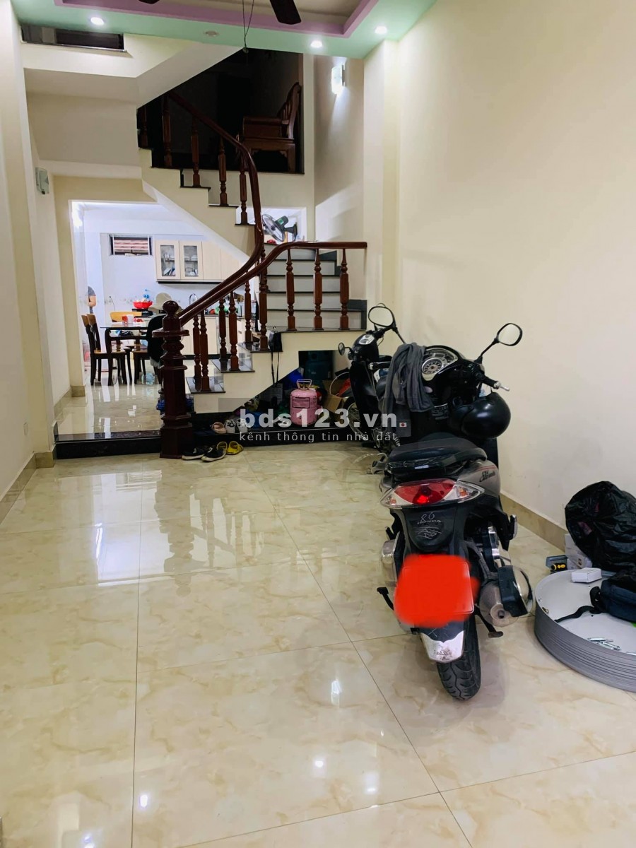 Nhà 3 tầng Trại Chuối. cực đẹp, giá chỉ 2,4 tỷ, đường lớn, xe ra vào thuận tiện