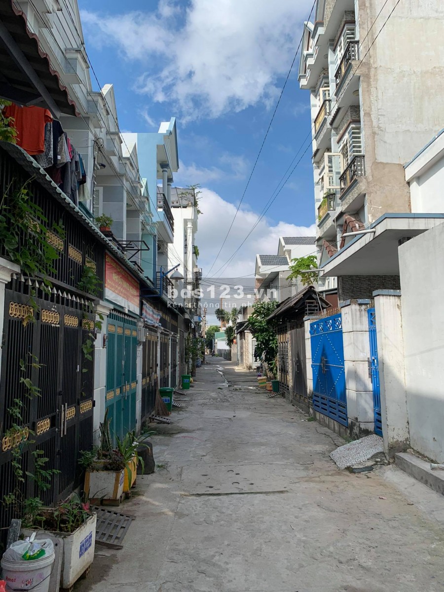 Bán nhà sổ riêng quận 12, đúc 3 tấm kiên cố, DTSD: 120m2 giá 2,4 tỷ