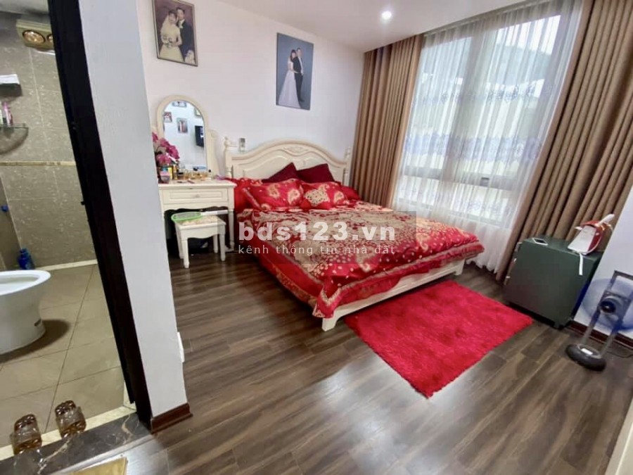 Bán nhà cách đh Kinh tế Quốc Dân, kinh doanh ô tô tránh 8 phòng ngủ, dt 60m2 mt 4.15m, nội thất