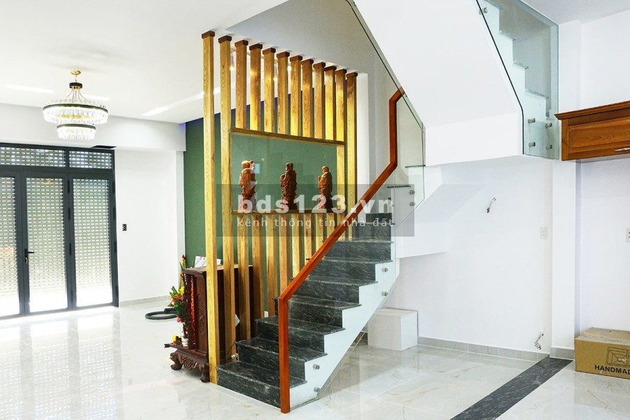 Cần bán căn nhà mới xây 1 lầu đúc, huyện Bình Chánh, đúc 100%, kiến trúc đẹp