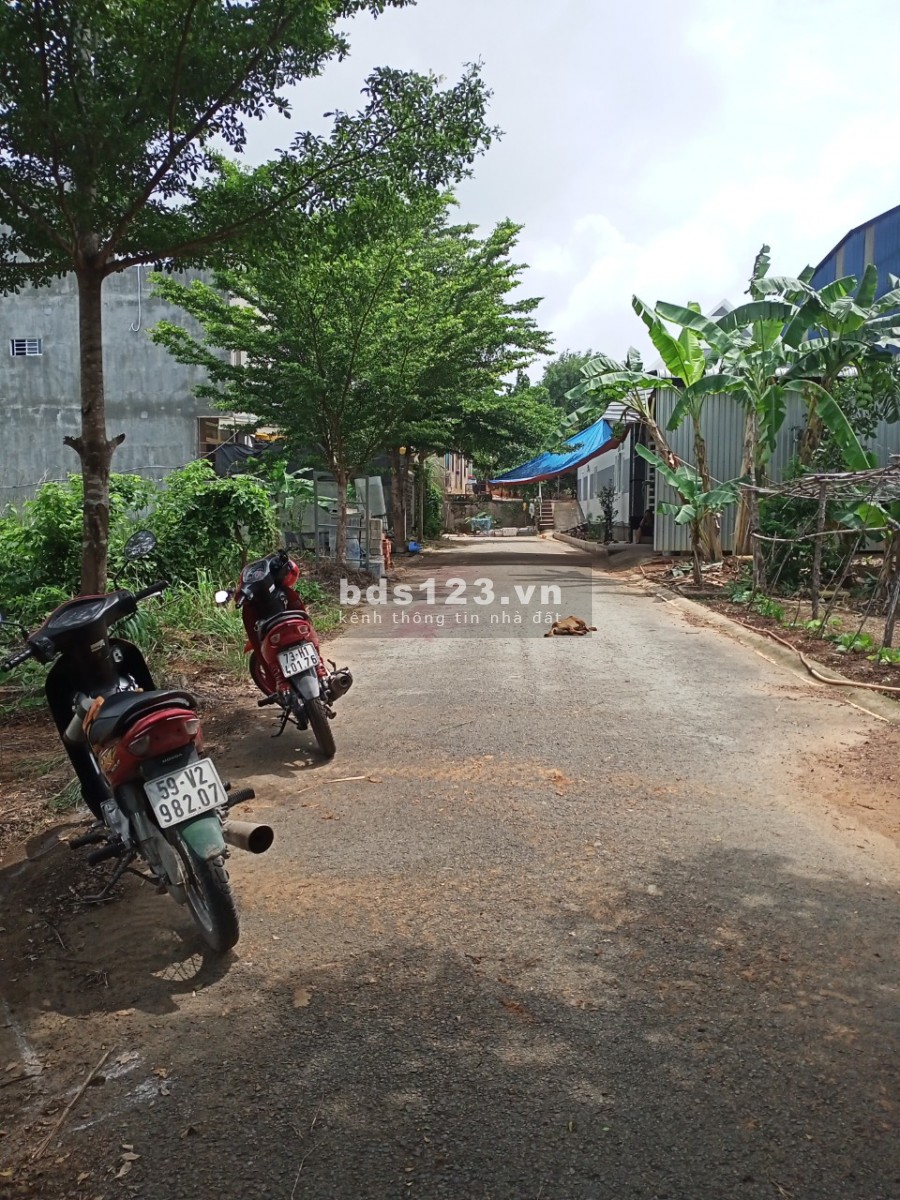 Sang gâp lô đất 110m2 gần kcn, gần chợ và trường học xây tự do sát quốc lộ 13, dân cư đông kín