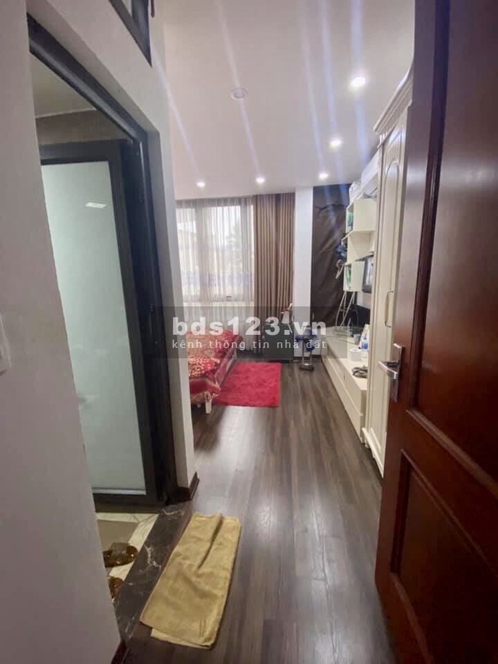 Bán nhà cách đh Kinh tế Quốc Dân, kinh doanh ô tô tránh 8 phòng ngủ, dt 60m2 mt 4.15m, nội thất