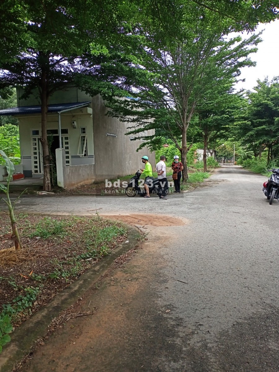 Sang gâp lô đất 110m2 gần kcn, gần chợ và trường học xây tự do sát quốc lộ 13, dân cư đông kín